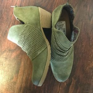 Earth ORGINS. Women’s 11